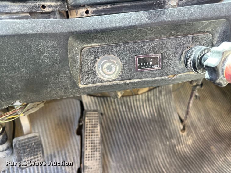 image for item DQ0811 1994 Ford  LT8000 dump truck