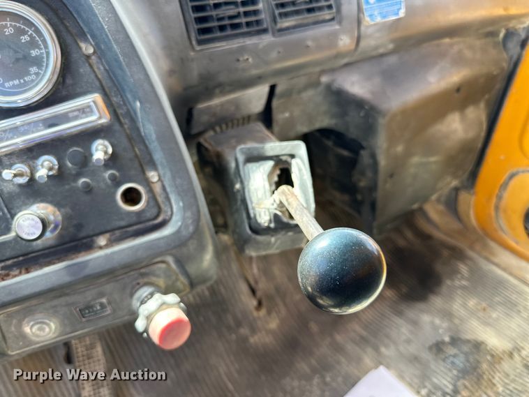 image for item DQ0811 1994 Ford  LT8000 dump truck