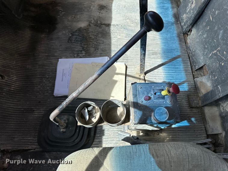 image for item DQ0811 1994 Ford  LT8000 dump truck