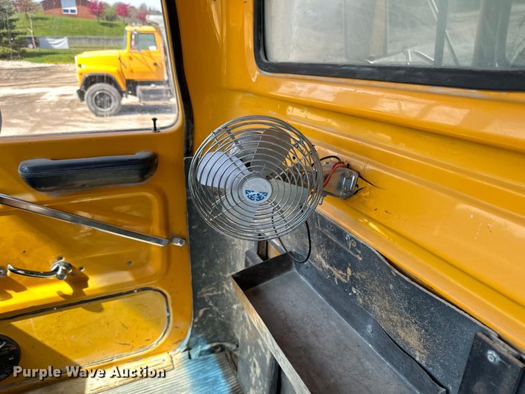 image for item DQ0811 1994 Ford  LT8000 dump truck