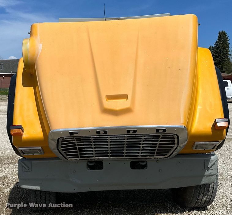 image for item DQ0811 1994 Ford  LT8000 dump truck