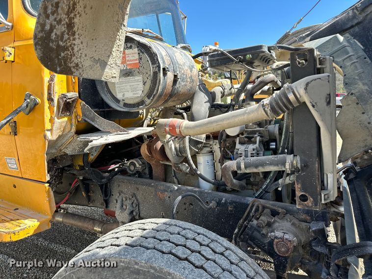 image for item DQ0811 1994 Ford  LT8000 dump truck