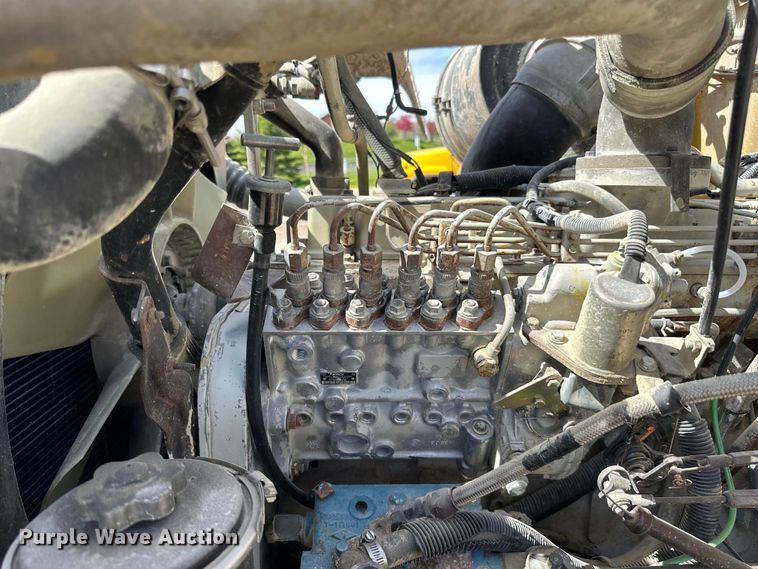 image for item DQ0811 1994 Ford  LT8000 dump truck