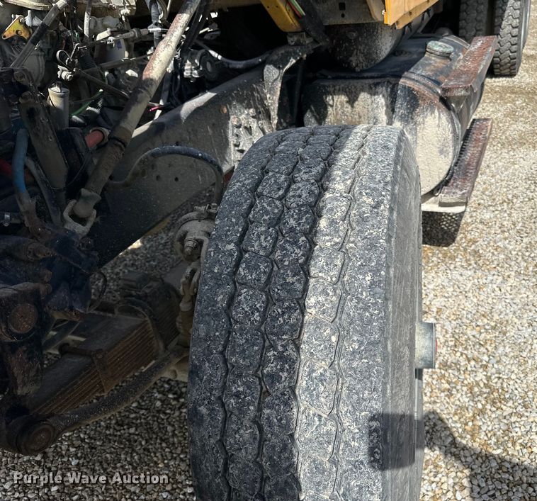 image for item DQ0811 1994 Ford  LT8000 dump truck