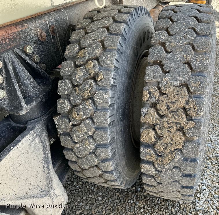 image for item DQ0811 1994 Ford  LT8000 dump truck