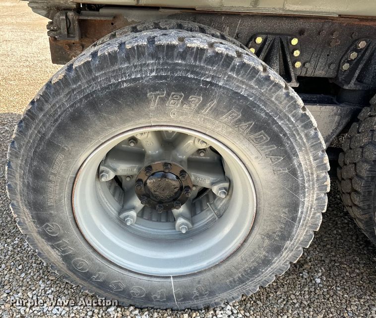 image for item DQ0811 1994 Ford  LT8000 dump truck