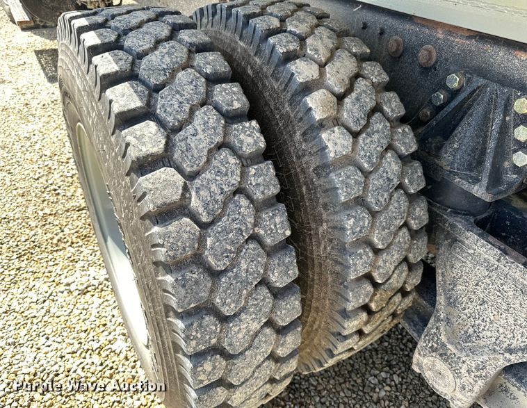 image for item DQ0811 1994 Ford  LT8000 dump truck