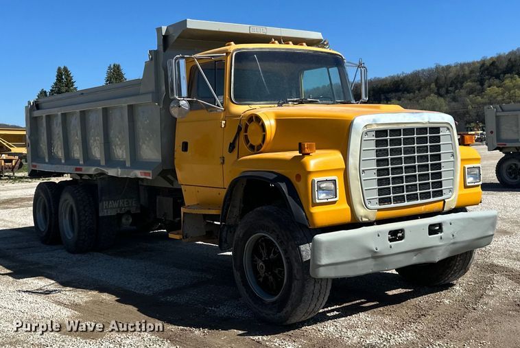 image for item DQ0812 1994 Ford  LT8000 dump truck