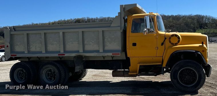 image for item DQ0812 1994 Ford  LT8000 dump truck