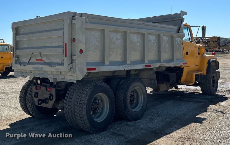 image for item DQ0812 1994 Ford  LT8000 dump truck