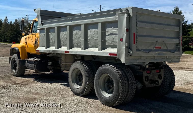 image for item DQ0812 1994 Ford  LT8000 dump truck