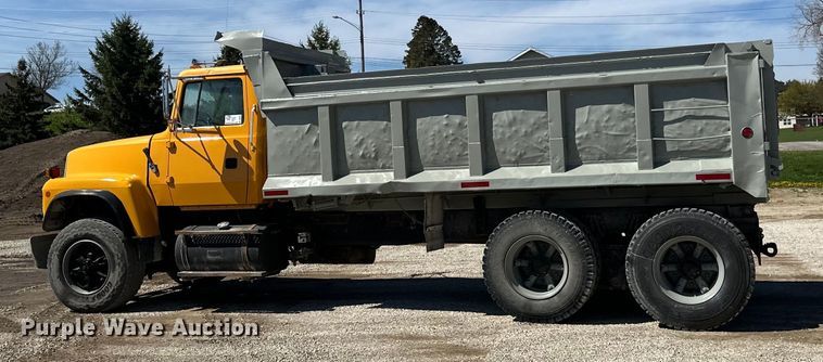 image for item DQ0812 1994 Ford  LT8000 dump truck