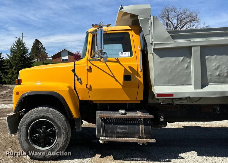 image for item DQ0812 1994 Ford  LT8000 dump truck