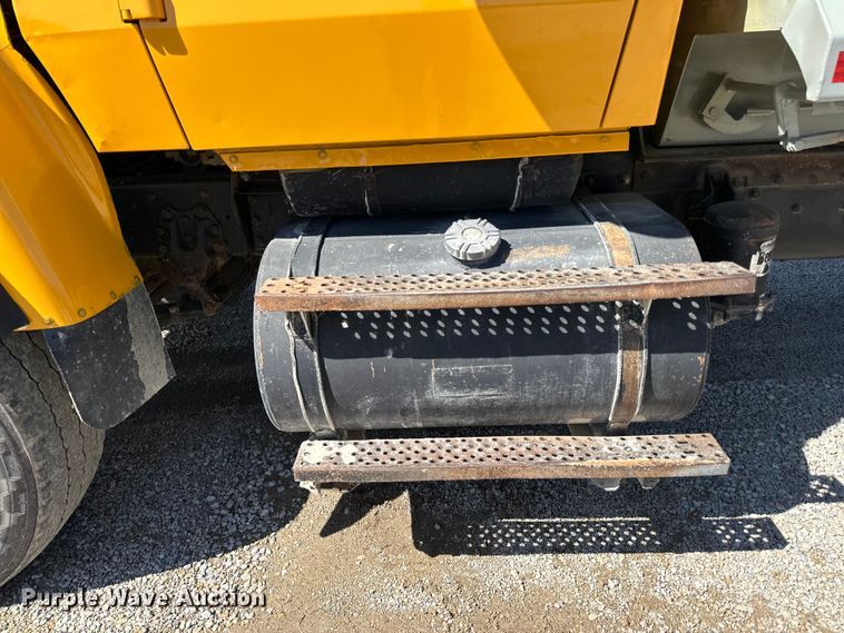 image for item DQ0812 1994 Ford  LT8000 dump truck