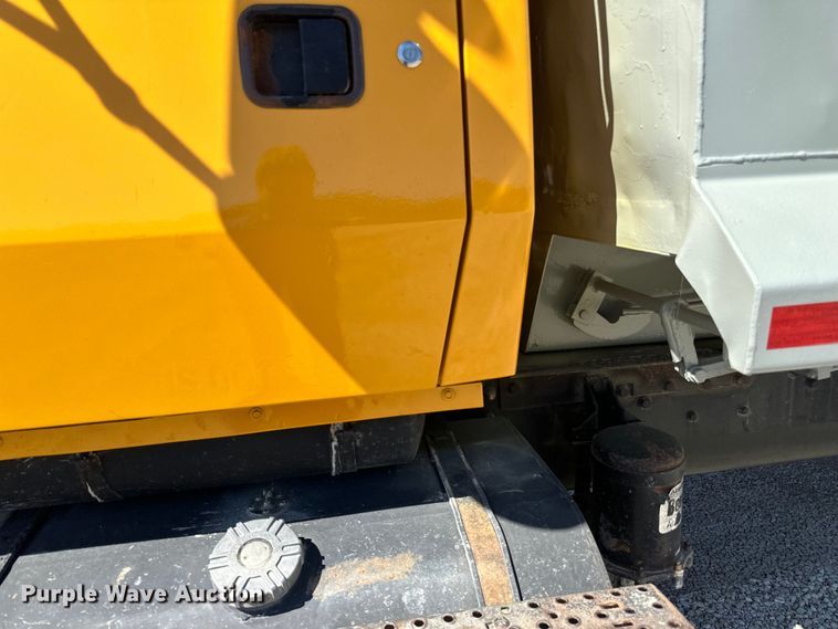 image for item DQ0812 1994 Ford  LT8000 dump truck