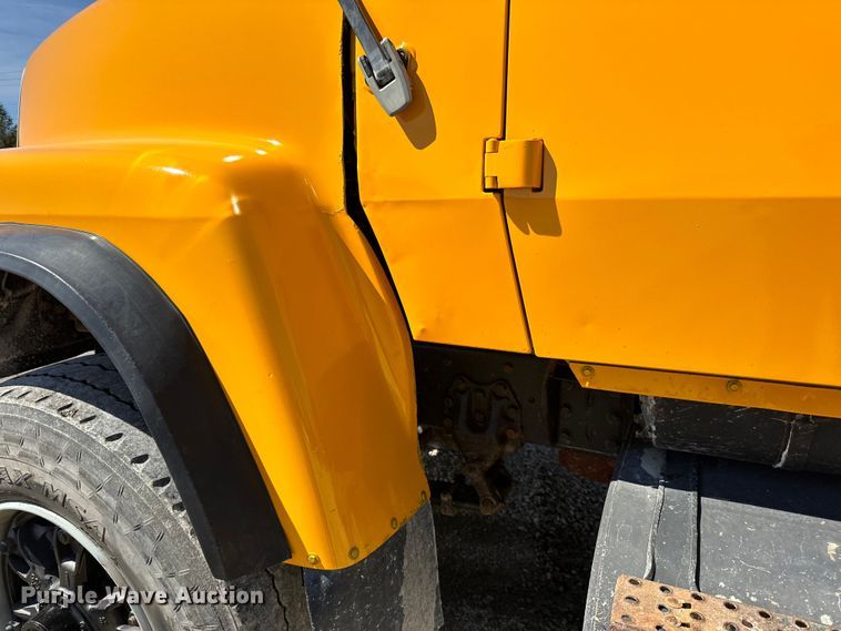 image for item DQ0812 1994 Ford  LT8000 dump truck