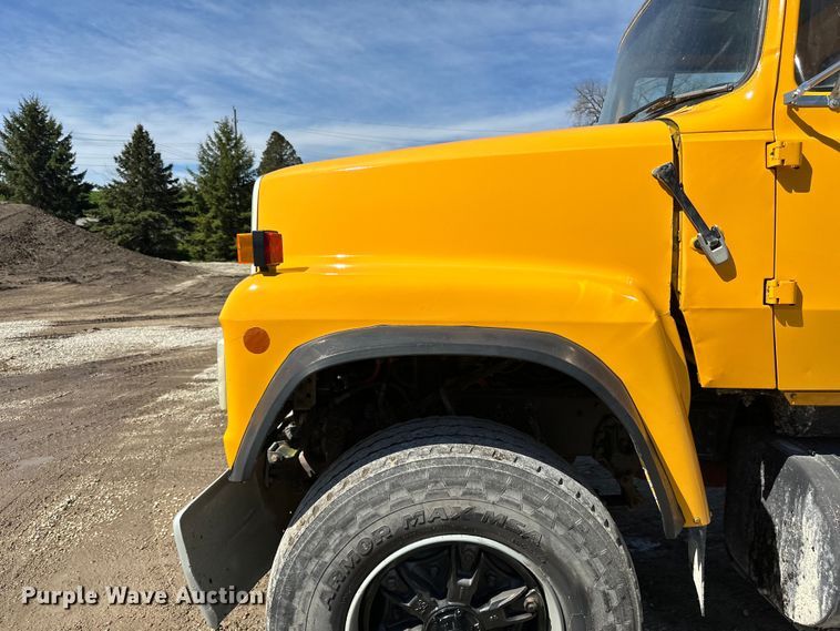 image for item DQ0812 1994 Ford  LT8000 dump truck