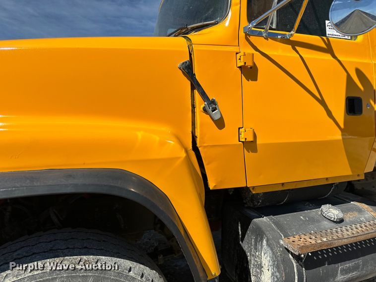 image for item DQ0812 1994 Ford  LT8000 dump truck