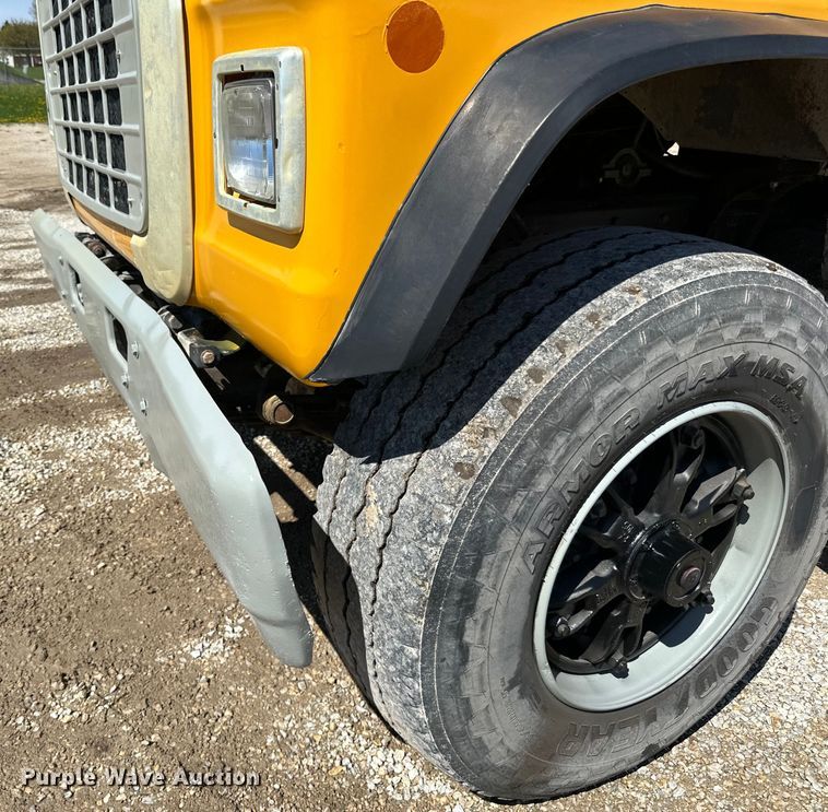 image for item DQ0812 1994 Ford  LT8000 dump truck