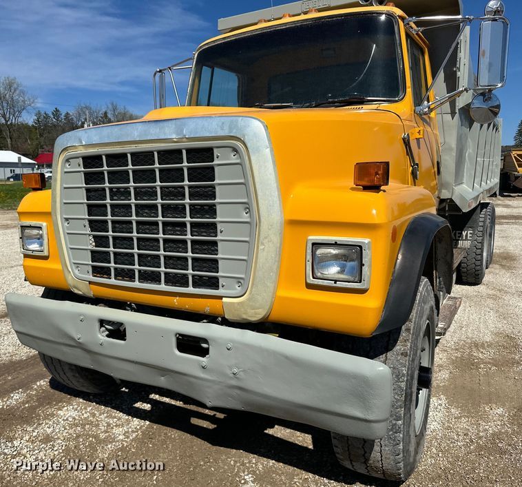 image for item DQ0812 1994 Ford  LT8000 dump truck