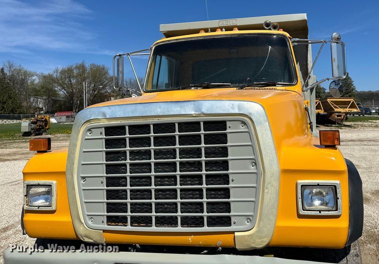 image for item DQ0812 1994 Ford  LT8000 dump truck