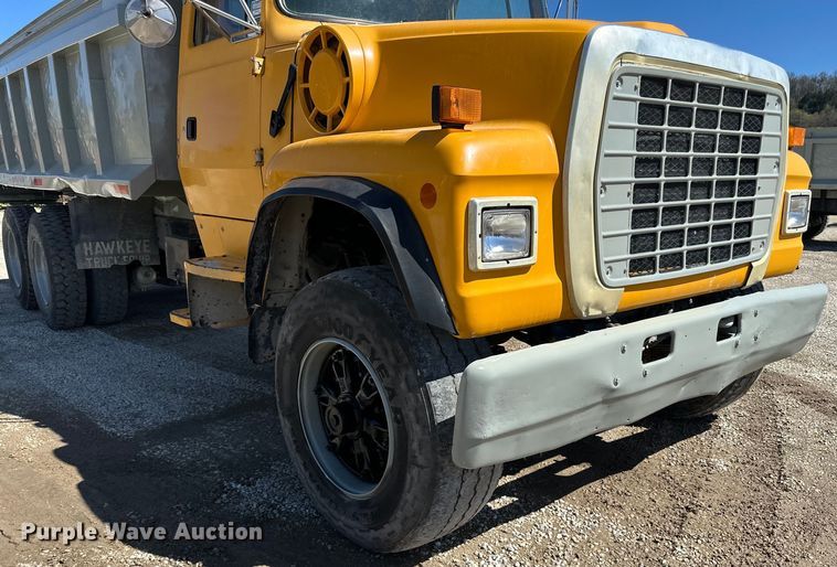 image for item DQ0812 1994 Ford  LT8000 dump truck