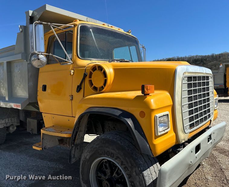 image for item DQ0812 1994 Ford  LT8000 dump truck
