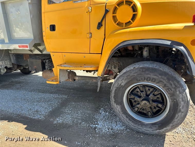 image for item DQ0812 1994 Ford  LT8000 dump truck