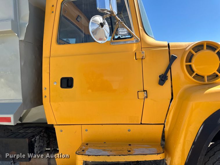 image for item DQ0812 1994 Ford  LT8000 dump truck