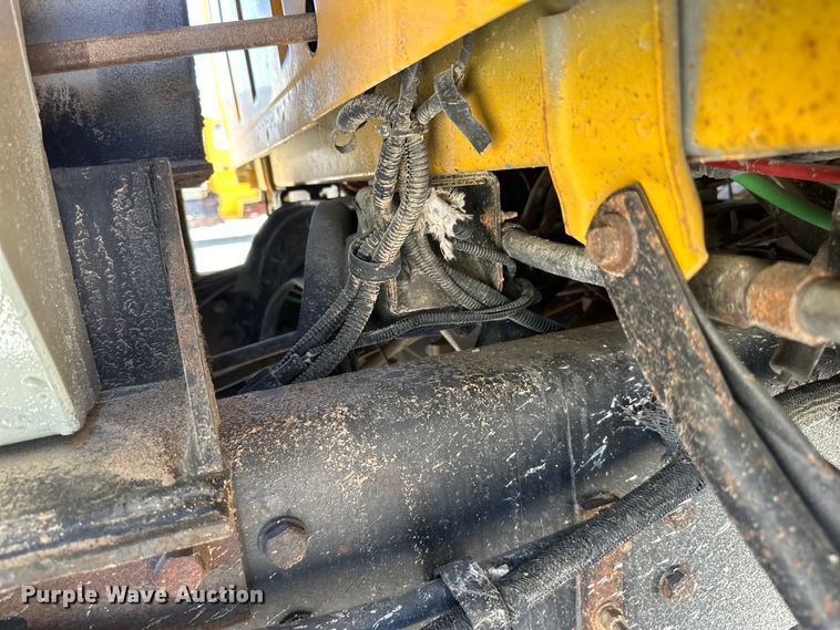 image for item DQ0812 1994 Ford  LT8000 dump truck