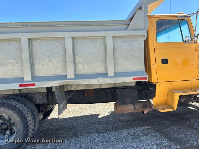 image for item DQ0812 1994 Ford  LT8000 dump truck