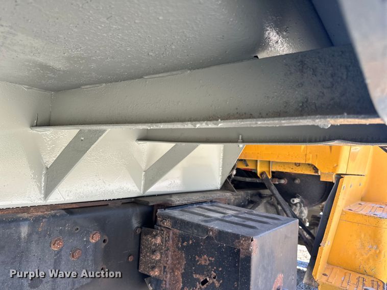 image for item DQ0812 1994 Ford  LT8000 dump truck