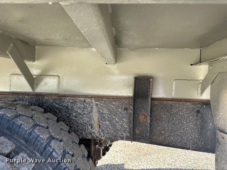 image for item DQ0812 1994 Ford  LT8000 dump truck