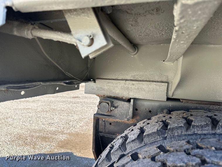 image for item DQ0812 1994 Ford  LT8000 dump truck