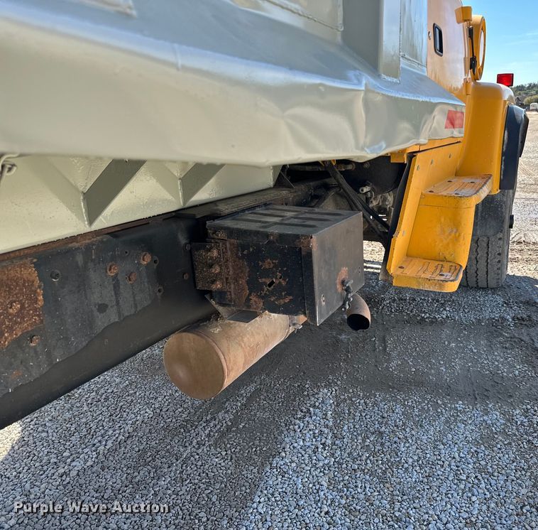 image for item DQ0812 1994 Ford  LT8000 dump truck