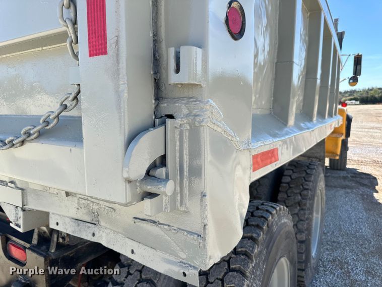 image for item DQ0812 1994 Ford  LT8000 dump truck