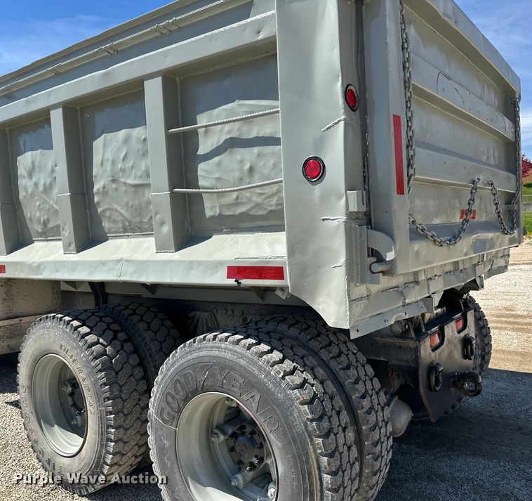 image for item DQ0812 1994 Ford  LT8000 dump truck