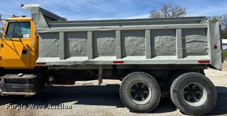 image for item DQ0812 1994 Ford  LT8000 dump truck