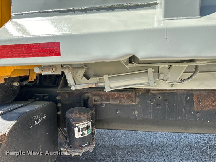 image for item DQ0812 1994 Ford  LT8000 dump truck