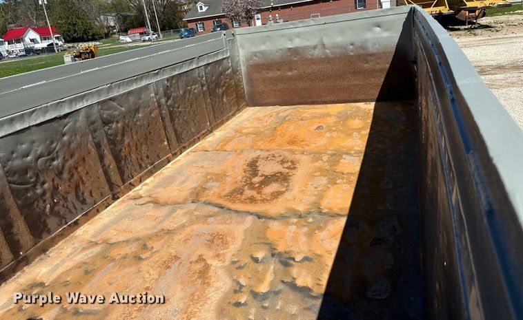 image for item DQ0812 1994 Ford  LT8000 dump truck