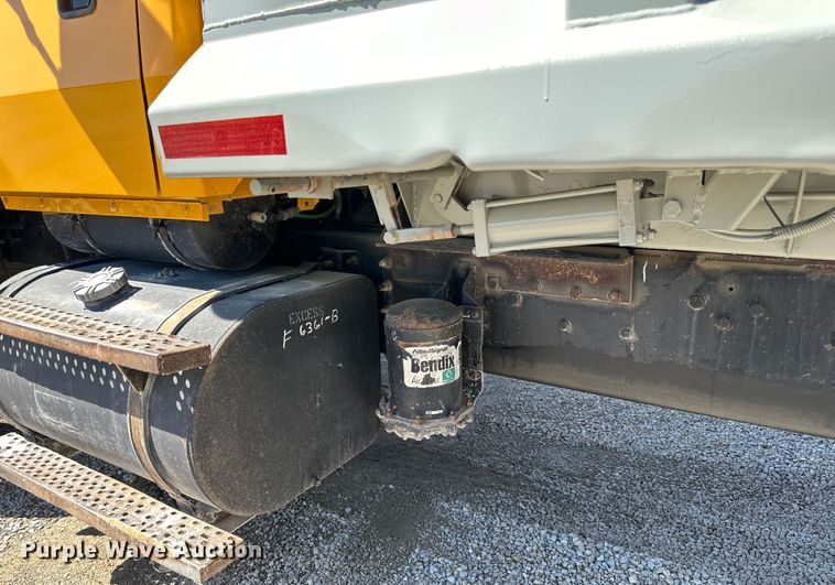 image for item DQ0812 1994 Ford  LT8000 dump truck