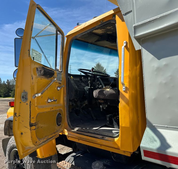 image for item DQ0812 1994 Ford  LT8000 dump truck