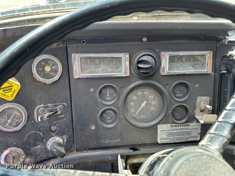 image for item DQ0812 1994 Ford  LT8000 dump truck