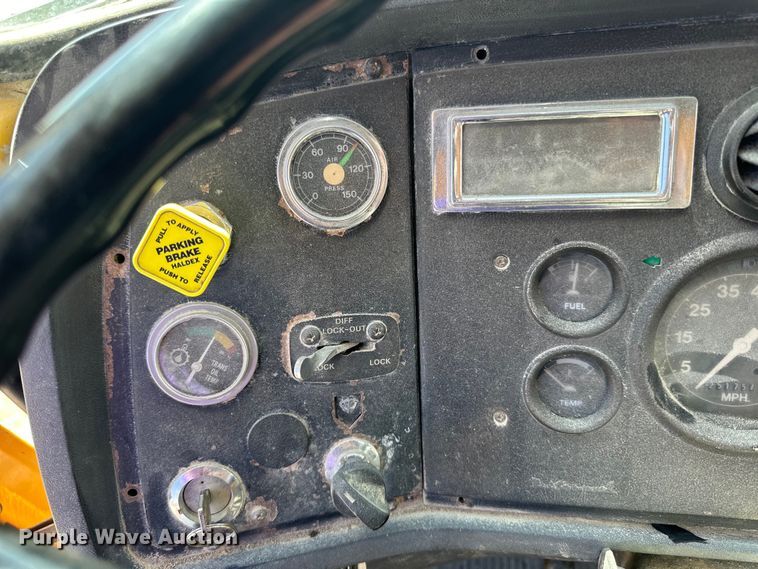 image for item DQ0812 1994 Ford  LT8000 dump truck