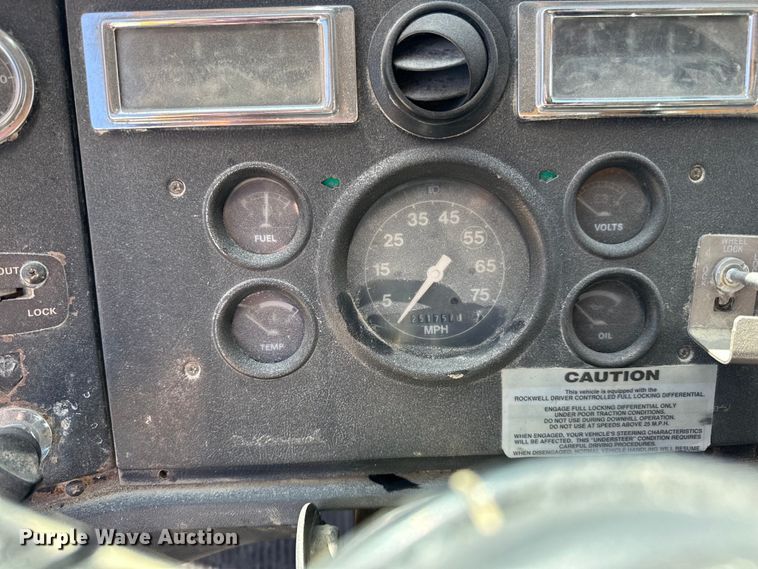 image for item DQ0812 1994 Ford  LT8000 dump truck