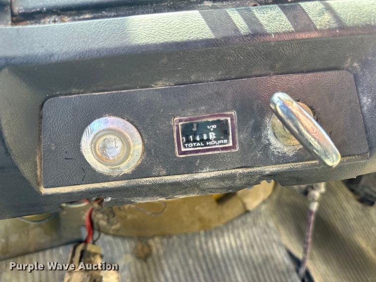 image for item DQ0812 1994 Ford  LT8000 dump truck