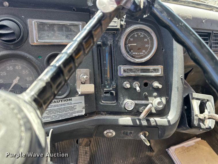 image for item DQ0812 1994 Ford  LT8000 dump truck