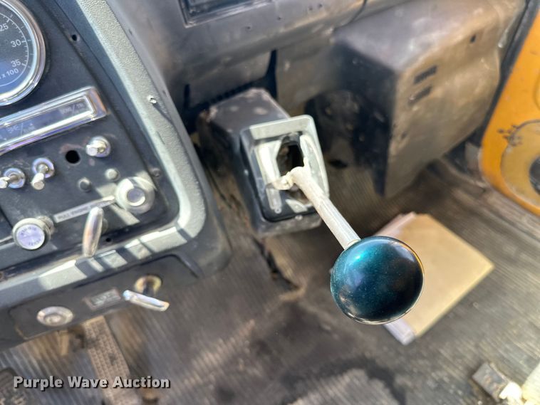 image for item DQ0812 1994 Ford  LT8000 dump truck