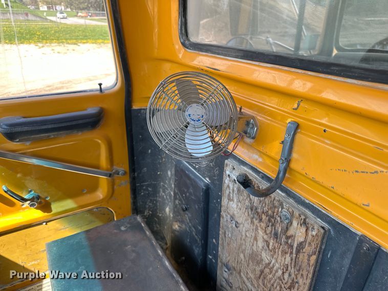 image for item DQ0812 1994 Ford  LT8000 dump truck