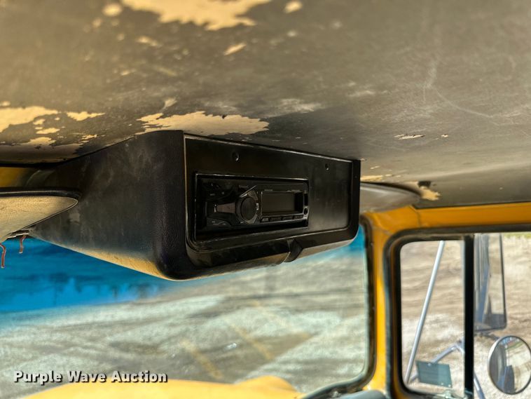 image for item DQ0812 1994 Ford  LT8000 dump truck